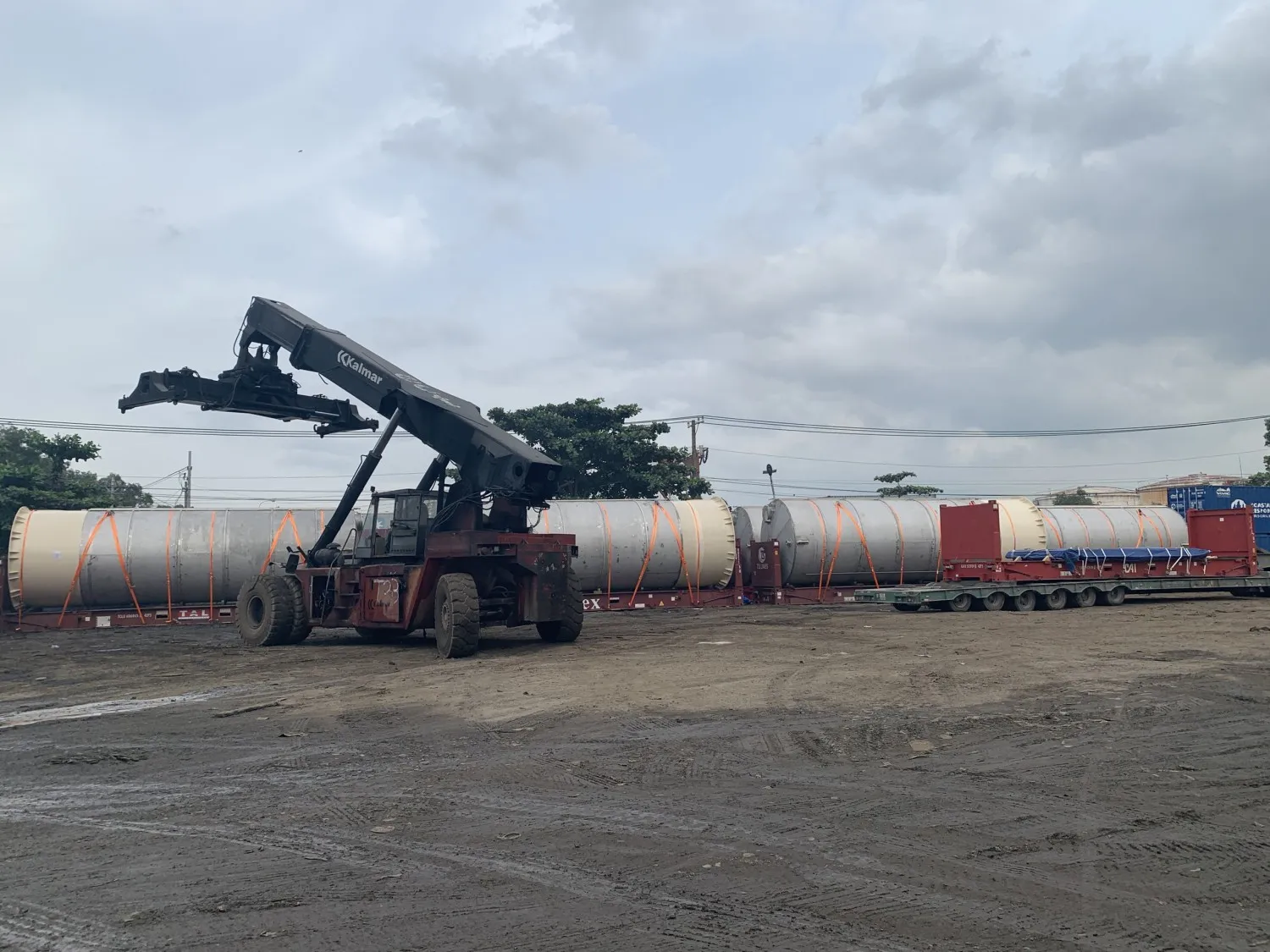 Vận chuyển và lashing 6 bồn chứa quá khổ trên container flatrack
