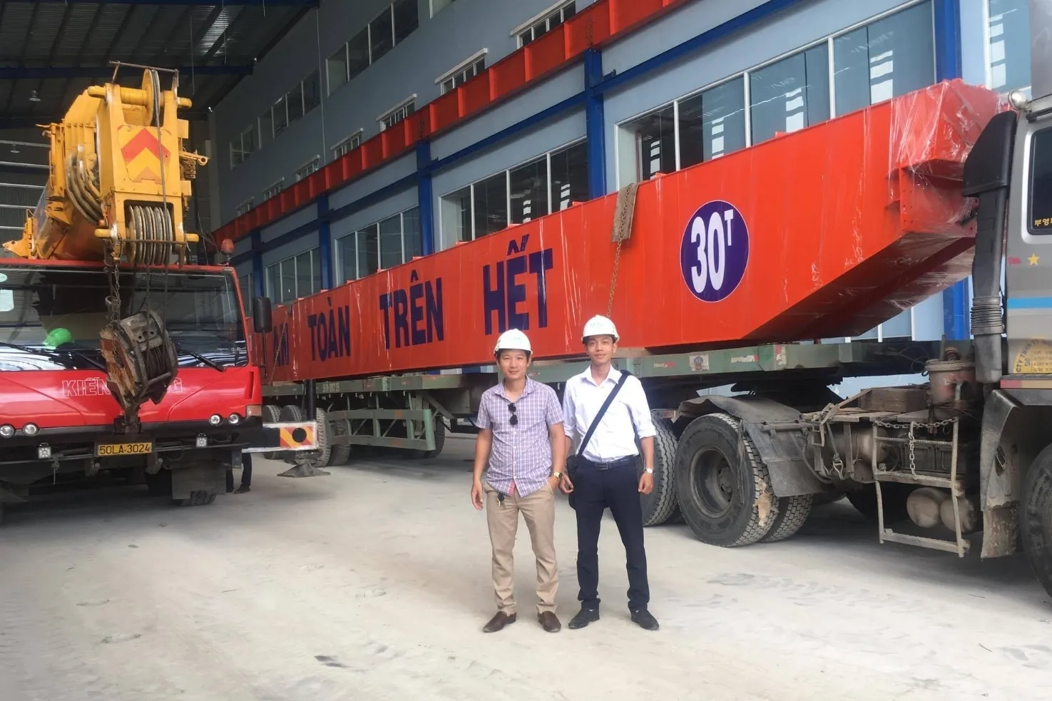 Vận chuyển và lắp đặt dầm cẩu trục tại khu công nghệ cao