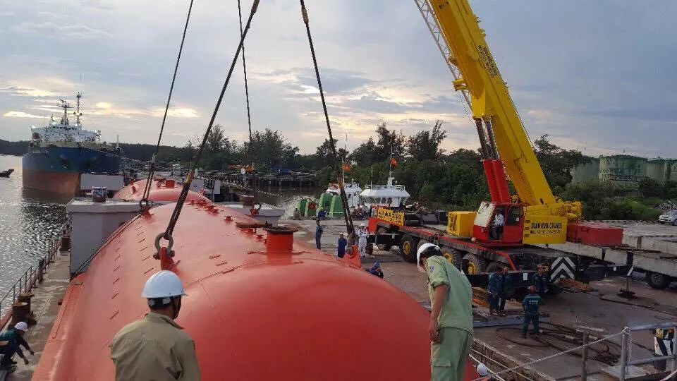 Hạ thủy thành công 2 bồn chứa LPG siêu trường siêu trọng